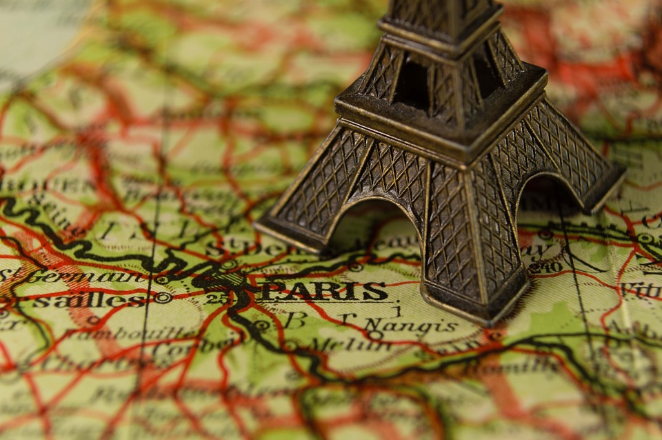 Carte routière de France avec la tour eiffel sur Paris